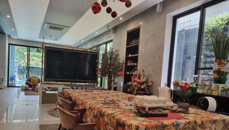 Bán gấp Biệt thự cầu giấy, ô tô vào nhà, 160m, 40 tỷ, có thang máy, chủ nhà bán kín